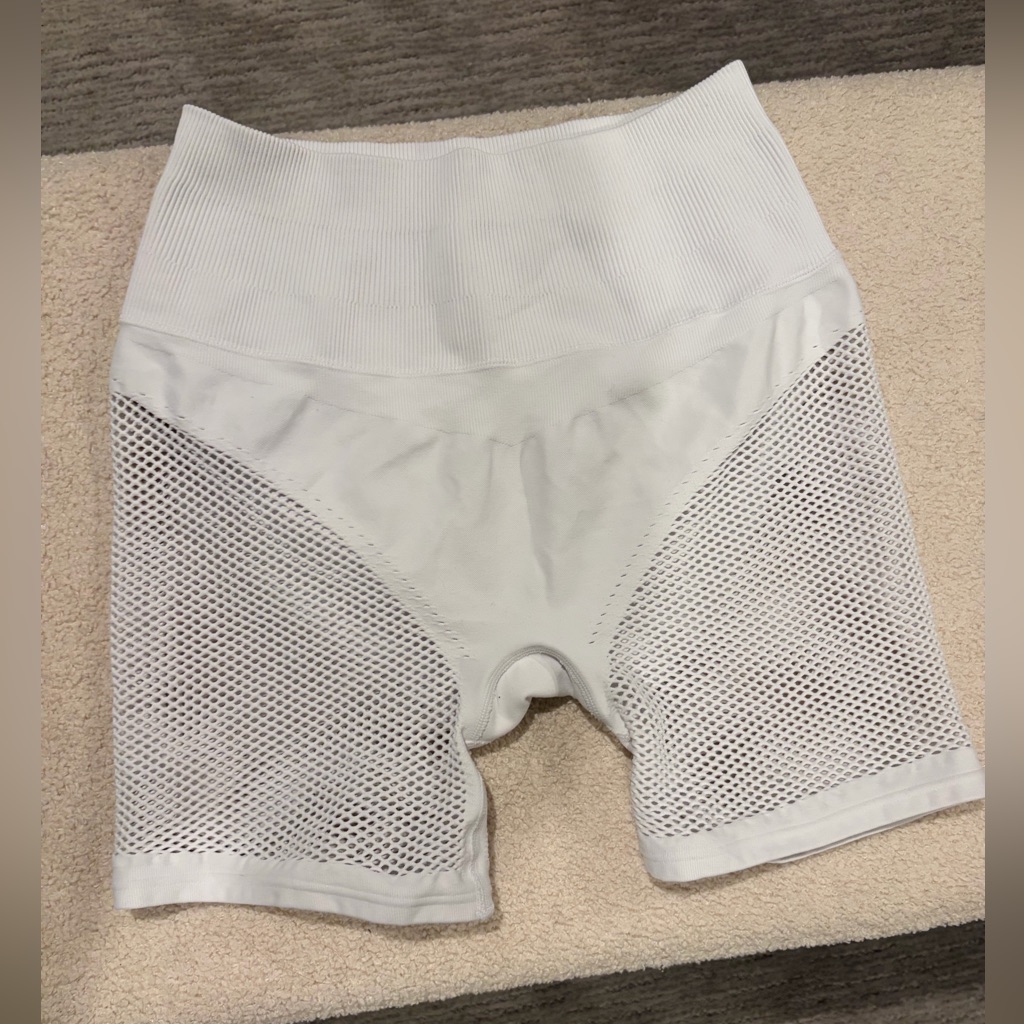 Alo Yoga Seamless High Waist Limitless Open Air Short - White